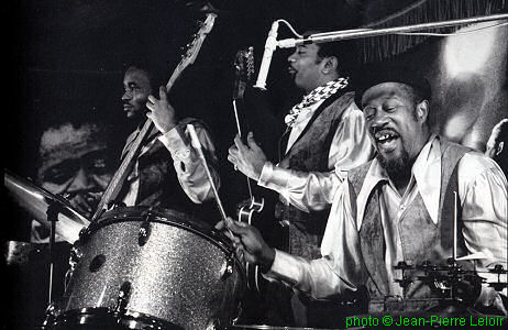The Aces: Dave Myers, Louis Myers, Fred Below; source: Les Génies du Blues, Volume 3.- Paris (Editions Atlas) 1992, p. 129; photographer: Jean-Pierre Leloir; click to enlarge!