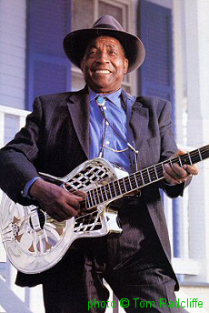 J O H N   J A C K S O N; from Acoustic Guitar 86, Febr. 2000, p. 54; photographer: Tom Radcliffe