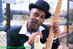 Hip Linkchain, Chicago, 1987; source: Block - Tijdschrift voor Blues (back cover) 64 (oct/nov/dec. '87); photographer: Marc PoKempner