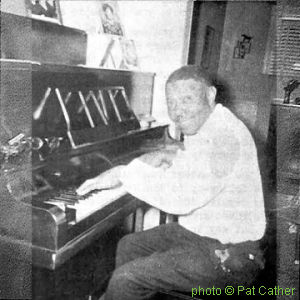 Robert McCoy; source: Front cover of Vulcan LP 2502 (merged with better quality, but cropped photo from front cover of Blues Unlimited 19 by Stefan Wirz); photographer: Pat Cather