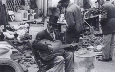 D A D D Y &nbsp; S T O V E P I P E playing on Maxwell Street, 1959; source: Lori Grove & Laura Kamedulski: Chicago's Maxwell Street</a>.- Chicago (Arcadia Pub.) Illustrated Edition (1. Oktober 2002), p. 81; photographer: Clarence Hines